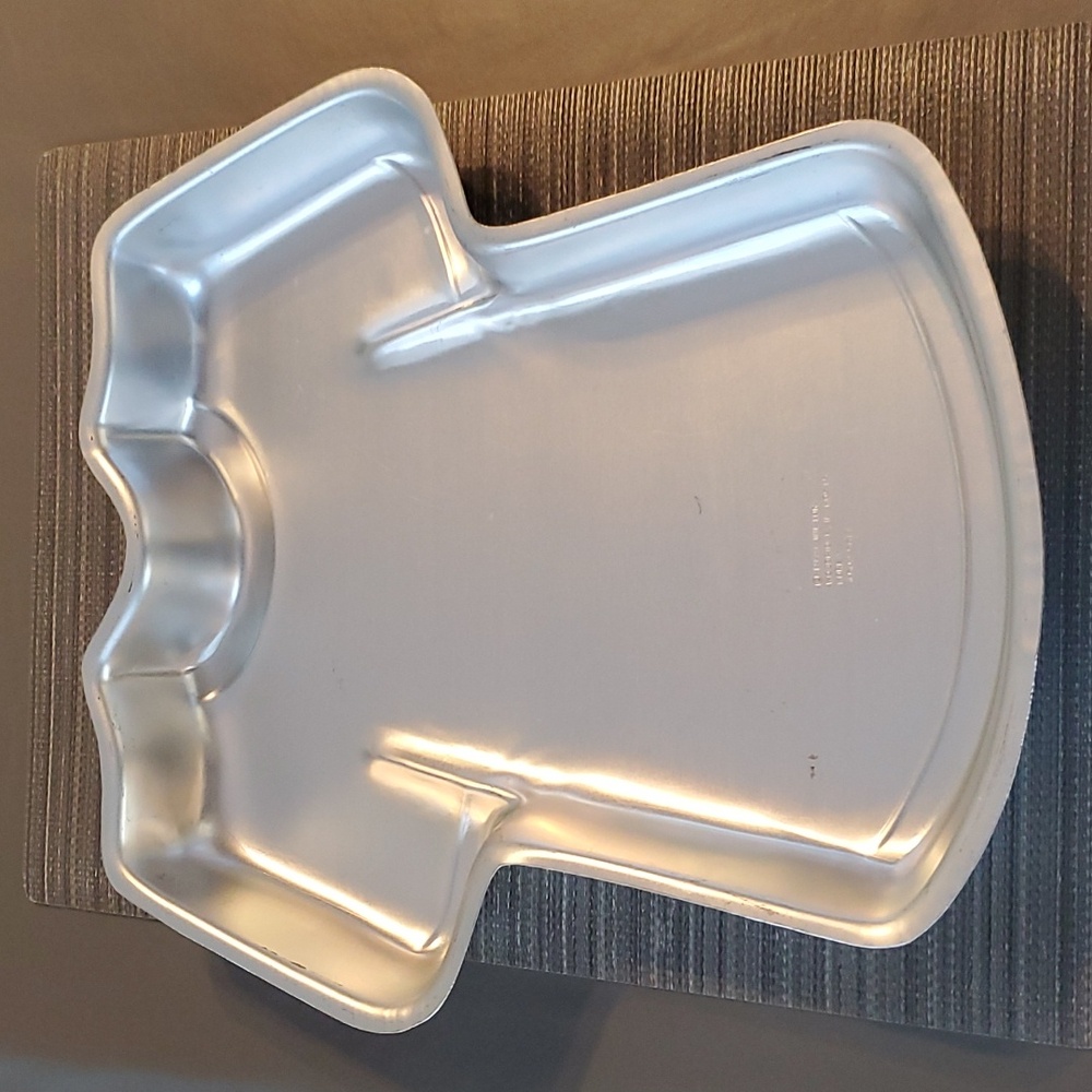 Wilton Vintage 1979 T-shirt Cake Pan Mold